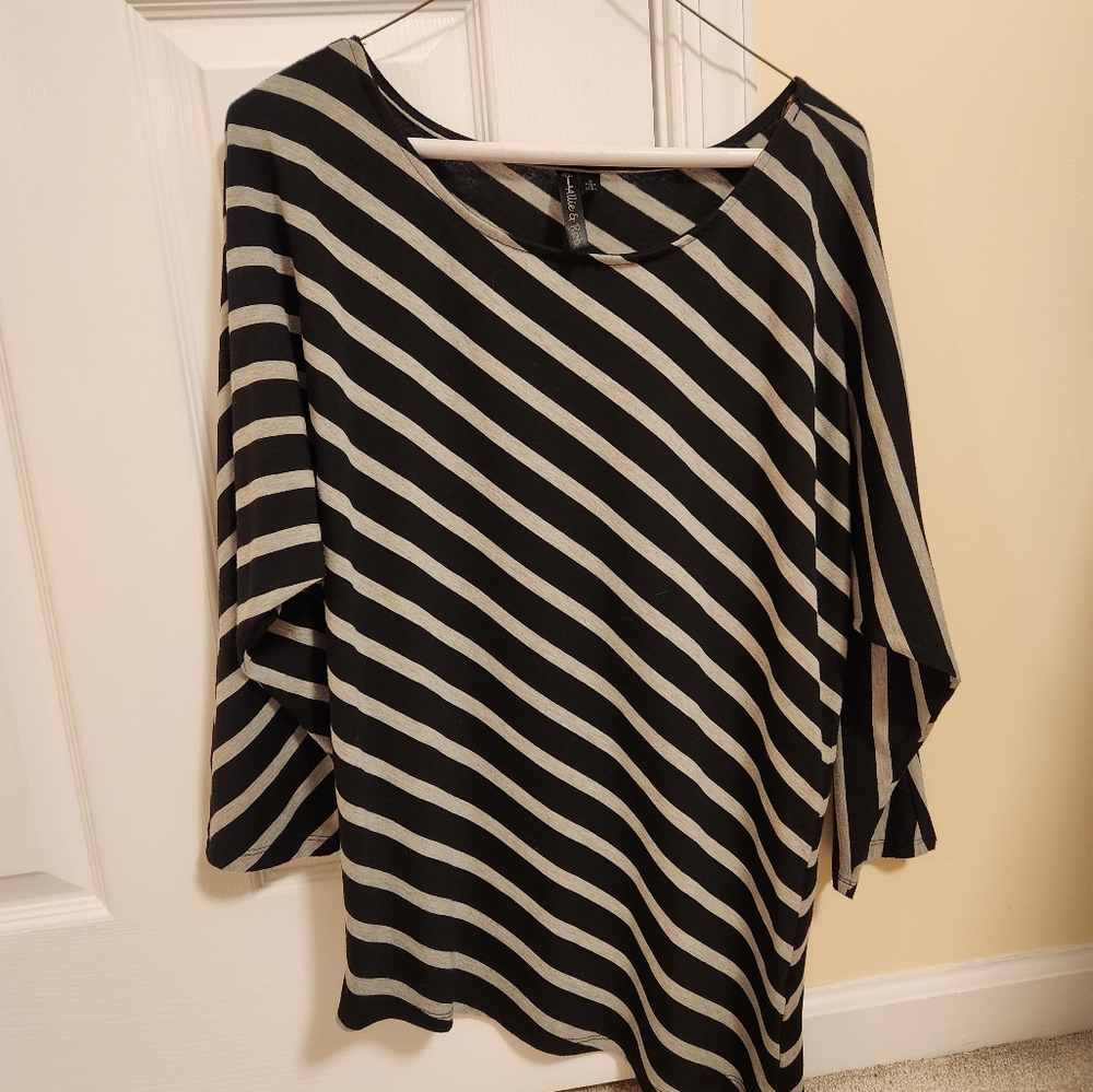 Assymetrical hem black and gray top